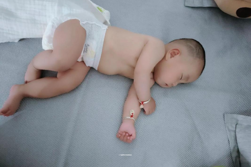 钦州三个月宝宝抬头不稳